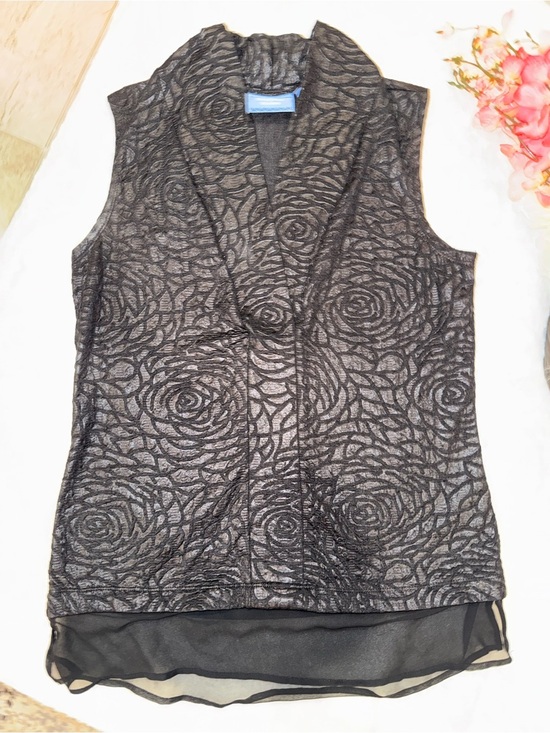 Simply Vera Vera Wang Tops - 3 x 20$ Simply Vera Vera Wang Black Floral-Textured Sleeveless V-Neck Size XS